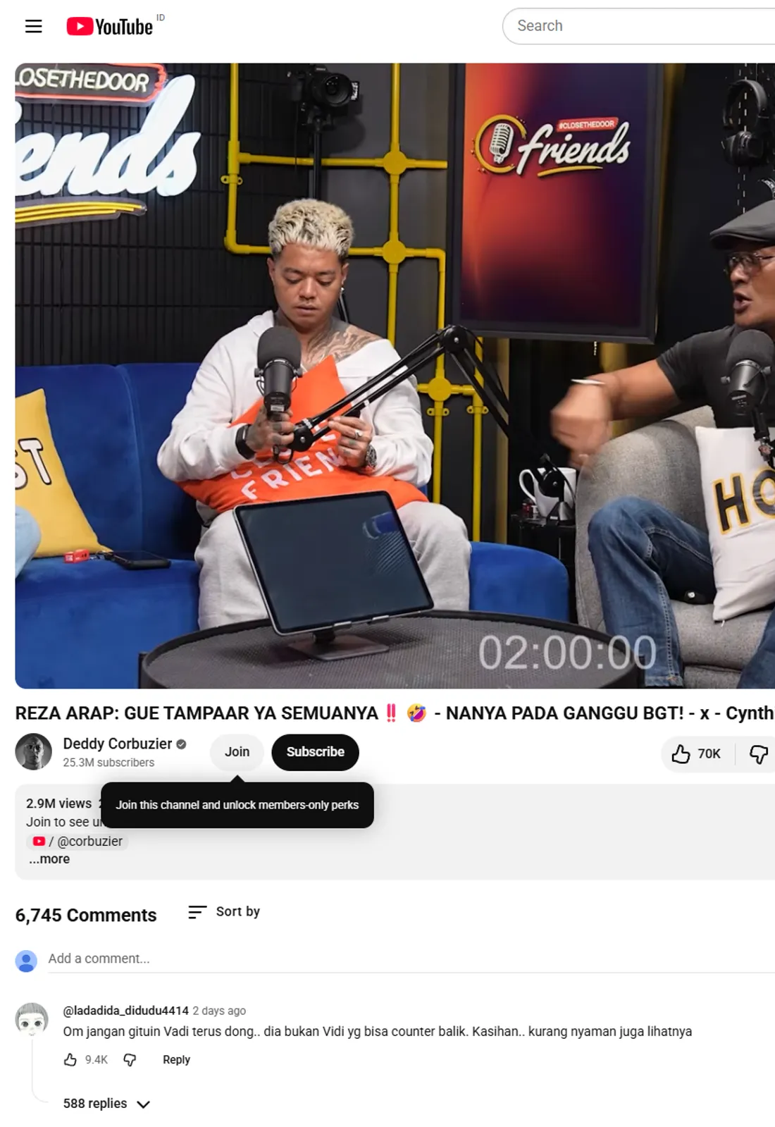 Halaman tonton satu episode podcast YouTube berdurasi panjang yang dijeda, contoh video sumber untuk dipotong jadi banyak Shorts