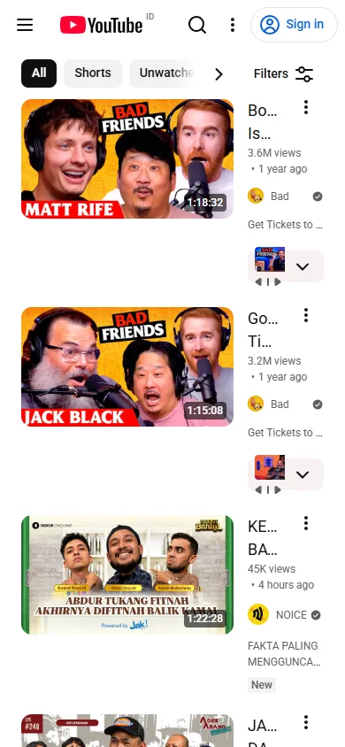 Hasil pencarian YouTube di layar HP menampilkan beberapa video podcast panjang berdurasi lebih dari satu jam